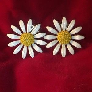 Lazy Daisy Earrings Vintage 1960s Metal Big Clip-on Detailed Flower Petals